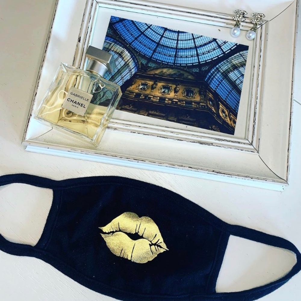 “You’re golden” metallic gold lips face mask